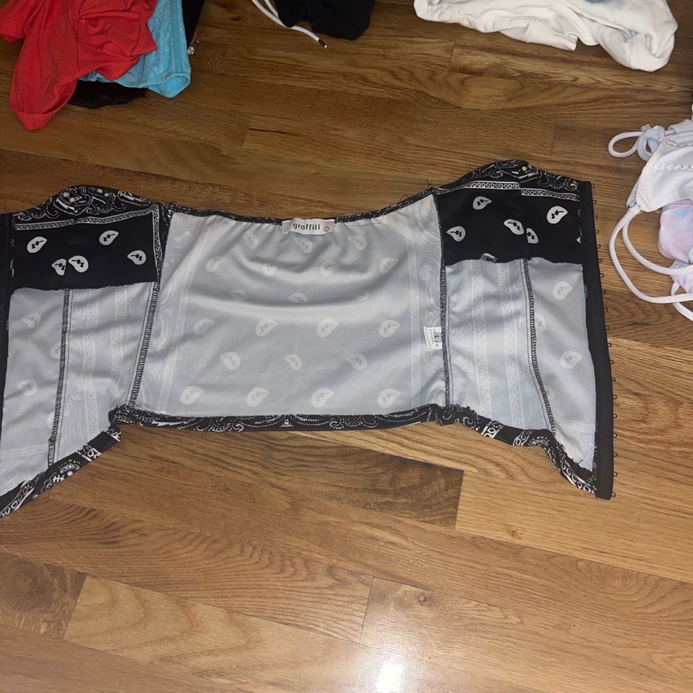 Super cute black and white bandana corset from graffiti boutique. Size medium!
